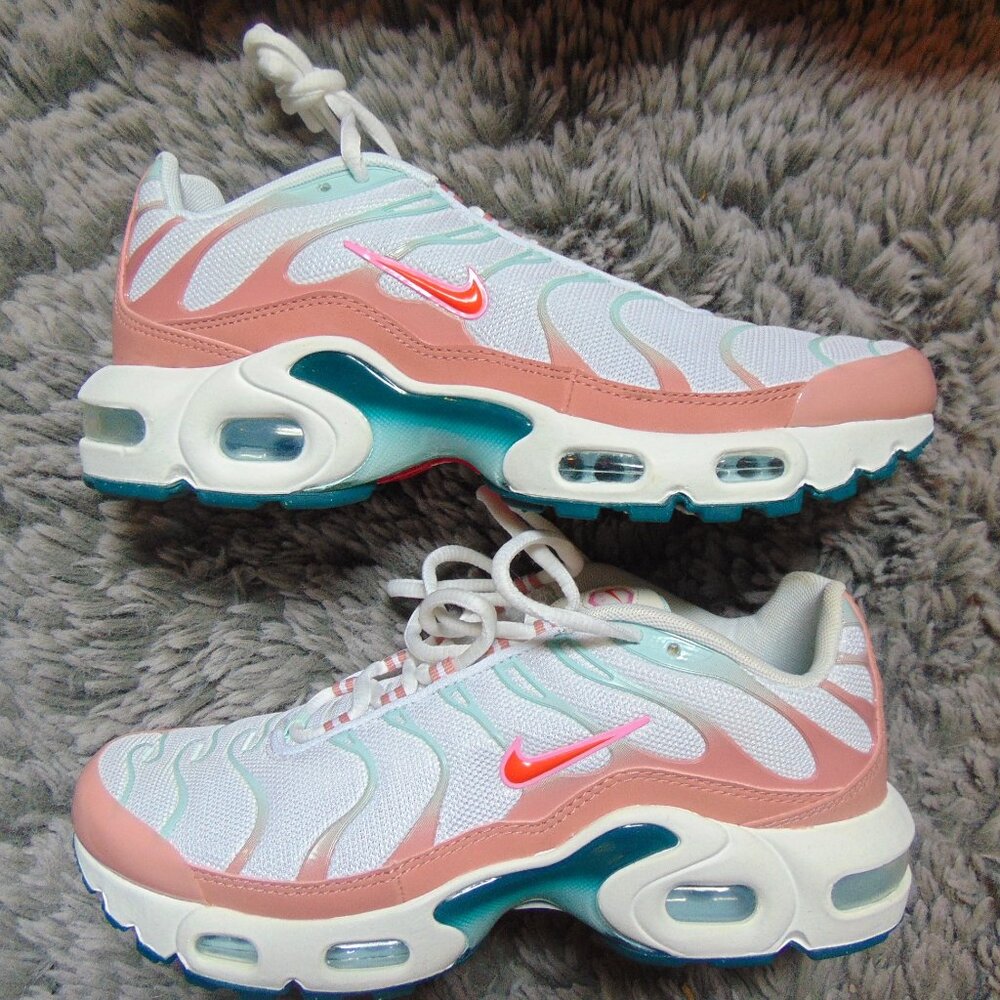 BRAND NEW Nike Air Max Plus (GS) white/Siren red/stardust  WITH BOX